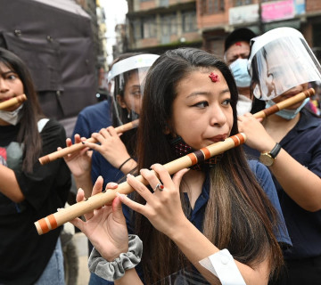 हुनुमानढोकामा इन्द्रध्वजकाे प्रवेश (तस्वीरहरू)