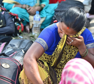 न्याय माग्दै २० दिन हिँडेर काठमाडौं आएका उनीहरू माइतीघरमा रोटी खाँदै थिए, प्रहरीले घिसार्दै भ्यानमा कोच्यो (भिडियोसहित)