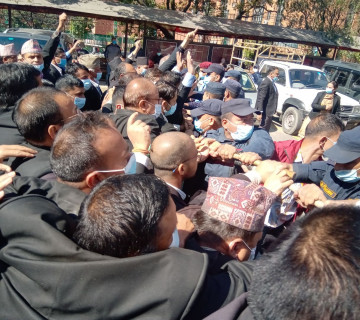 धरपकडपछि जबराविरुद्ध खनिए वकिलहरू: 'बिचौलियाको नाइके राजीनामा दे' भन्दै प्रदर्शन