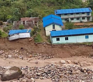 बाढीले विद्यालय बगाएपछि बझाङमा खुला चौरमा पढाइ, स्थानीय सरकारले अस्थायी टहरासमेत बनाएनन्