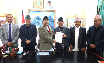 एनसेलको शेयर खरिदबिक्री अध्ययन समितिले प्रधानमन्त्रीलाई बुझायो प्रतिवेदन