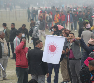 चितवनमा अहिलेः आकाशमा कुहिराे, हातहातमा सूर्य (तस्वीरहरू)