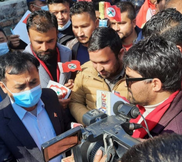नेविसंघको महाधिवेशन गर्न भन्दै पार्टी महामन्त्री शर्मालाई झण्डा बुझाइयो 
