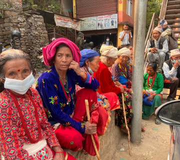 पटुकीमा खाजा बाेकेर सामाजिक सुरक्षा भत्ता लिन बजार झरेका 'आमाबुबाहरू'
