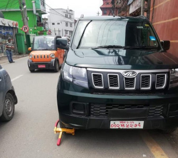 जर्नेलको गाडीमा ट्राफिकको ‘ह्वील लक’