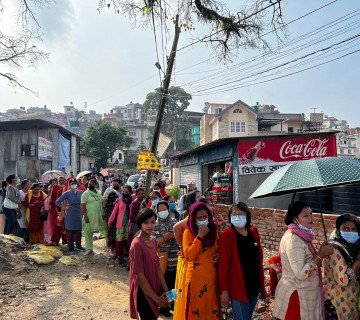 बूढानीलकण्ठमा अझै सुरु भएन मतदान, भाेट खसाल्न बिहानै लाइन बसेकाहरू आक्राेशित