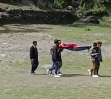 मताधिकारकाे उपयाेग: स्ट्रेचरमा बोकेर भाेट हाल्न मतदानस्थल ल्याइयाे