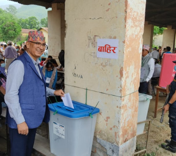 विष्णु पाैडेलले हास्दै गरे मतदान (तस्वीरहरू)