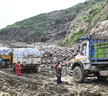 सिसडोलमै रोकिए फोहर बोकेका ट्रक, प्रहरी बोलाइयो