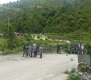 प्रहरी पुगेलगत्तै बञ्चरेडाँडामा तनाव, स्थानीयले हान्न थाले ढुंगा