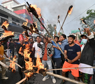 सत्तारुढ दलकै युवा विद्यार्थीले जलाए अर्थ र उद्योगमन्त्रीको पुतला (तस्वीरहरू)