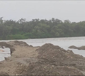 बाँध फुटाएर बस्तीमा पस्यो सप्तकोसी, सर्न थाले प्रभावित क्षेत्रका बासिन्दा