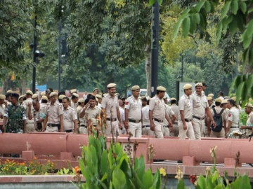 भारतीय पत्रकारहरूको घरमा दिल्ली प्रहरीको छापा