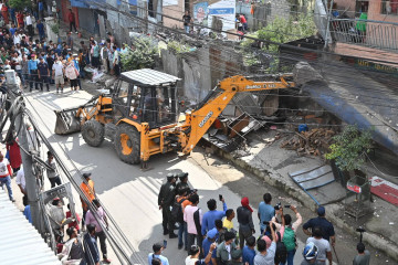 नयाँ बसपार्कमा पनि चल्यो बालेन डोजर 