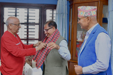 नेकपा एसका रुपन्देही इन्चार्जलाई ओलीले खादा लाएर स्वागत गरे
