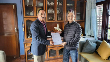 ओलीले मकवानपुरमा कमल थापालाई टिकट दिएपछि चर्को असन्तुष्टि, कार्यकर्ताले लगाए पार्टी कार्यालयमा ताला