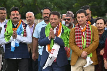काठमाडौं १ मा उम्मेदवारी दर्ता गर्दै कांग्रेस नेता प्रकाशमान सिंह 