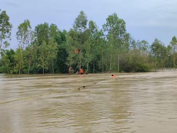 बाँकेमा खाेला तर्ने क्रममा बगेर रुखमा अड्केका दुई युवाकाे साढे ६ घण्टापछि यसरी भयाे उद्धार (तस्वीर/भिडियाे)