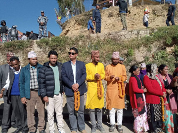 सागर ढकालले देउवालाई माला लगाउन पाएनन्, टाढैबाट चढाए फूल