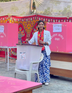 तोसिमा कार्कीले गरिन् मतदान 