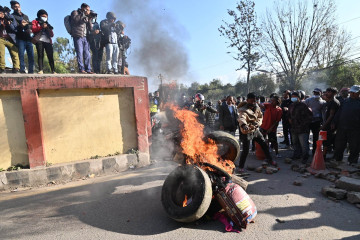 थापाथलीको सुकुम्बासी बस्ती हटाउन खोज्दा झडप, महानगरको डोजर फर्कियो 