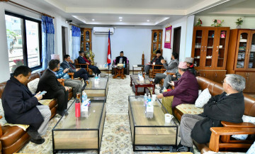 १६६ सांसदको हस्ताक्षर लिएर शीतल निवास जाँदै प्रचण्ड