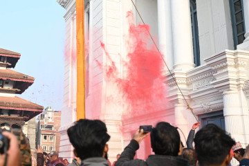 वसन्तपुरमा ठड्याइयो हाेलीकाे चीर (तस्वीरहरू)