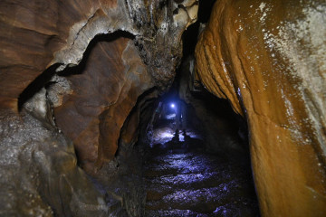 सिकारीले फेला पारे सुन्दर नोहक गुफा, एकैचोटि ५ सय मानिस छिर्न मिल्ने (भिडियाे)