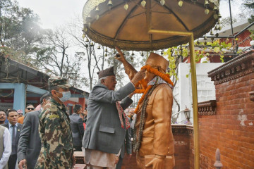 नवनिर्वाचित राष्ट्रपति पौडेलद्वारा कृष्णप्रसाद भट्टराईको शालिकमा माल्यार्पण 