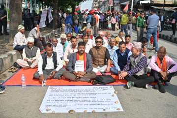 कपिलवस्तुका उखु किसान धर्ना बस्न काठमाडौंमा (तस्वीरहरू)