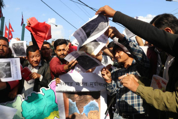 भारतीय संसदमा नेपाली भूमिसहितको ‘अखण्ड भारत’ नक्सा राखेको विरोधमा विद्यार्थी संगठनहरू आन्दोलित 