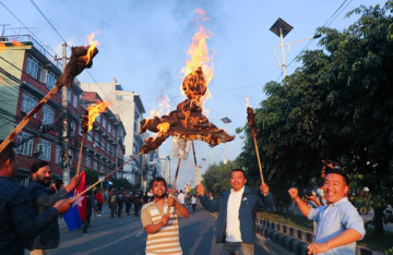 युवा संघले जलायो राष्ट्रपति र प्रधानमन्त्रीको पुतला (तस्वीरहरू)