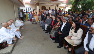 खड्का परिवारप्रति समवेदना प्रकट गर्न प्रधानमन्त्री सुर्खेतमा