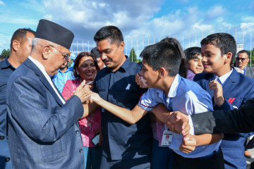 संसद भवन परिसरमा विद्यार्थीसँग ओली (तस्वीरहरू) 