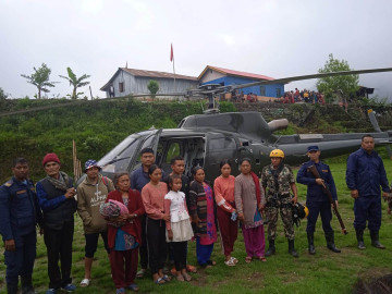 पाँचथरमा पहिरोमा फसेका १० जनाको हेलिकाेप्टरबाट उद्धार