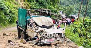 सिद्धबाबा क्षेत्रमा गुडिरहेको जिपमाथि पहिरो खस्दा तीन जना घाइते
