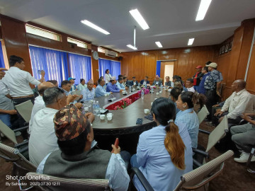 त्रियुगा पुल निर्माणका लागि जनप्रतिनिधिको टोलीले भेट्यो भौतिक पूर्वाधारमन्त्री