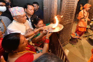 साउनकाे अन्तिम सोमबार डोलेश्वरमा ओलीले गरे पूजा र आरती