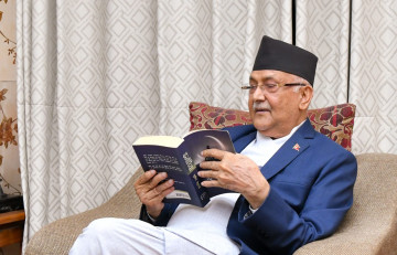 सुविन भट्टराईको इजोरिया उपन्यास पढ्दै ओली 