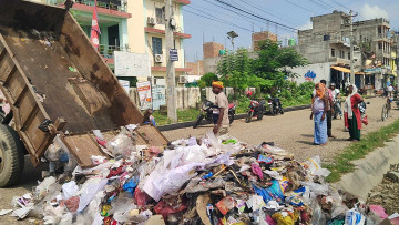 जीतपुरसिमरा उपहानगरको गेटमै स्थानीयले थुपारे फोहोर