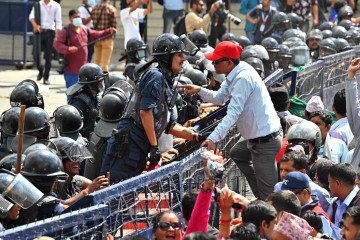 बानेश्वरमा प्रहरी र शिक्षकबीच घम्साघम्सी