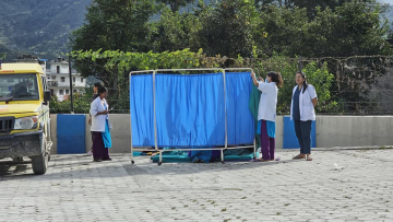 भूकम्पपछि एक महिलाले अस्पतालको चौरमा जन्माइन् बच्चा