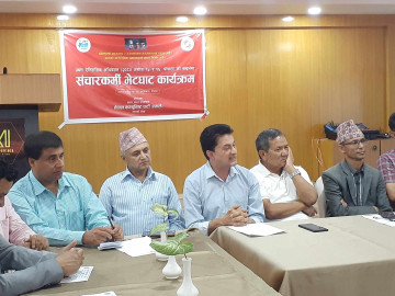 पृथ्वीसुब्बा र खगराजलाई दायाँबायाँ राखेर गोकर्णले भने– उहाँहरूबीच गुट देख्नु चस्माको दोष 