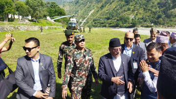भूकम्प प्रभावित बझाङमा प्रधानमन्त्री प्रचण्ड 