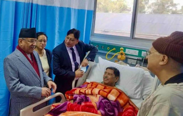 मुटुको शल्यक्रिया गरेका गृहमन्त्री भेट्‌न अस्पताल पुगे प्रधानमन्त्री