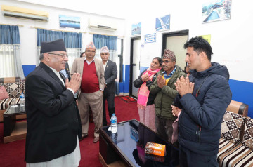 विपिनका बुबाआमाले विमानस्थलमै प्रधानमन्त्रीलाई भेटेर भने– छाेराकाे रिहाइका लागि पहल गर्दिनुस्