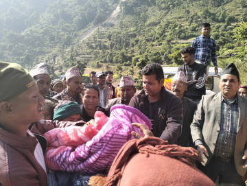 राहत तथा उद्धारका लागि चिकित्सकसहित गाउँ पुग्यो एमाले 