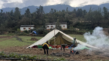 त्रिपालको सहारामा भूकम्पपीडित