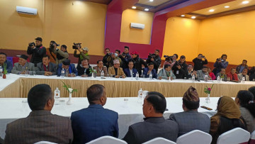 कांग्रेसकाे काेइराला समूहको बैठक बत्तीसपुतलीमा जारी, गगन थापा पनि सहभागी 