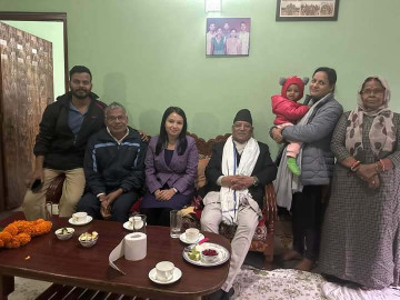 बिरामी माओवादी केन्द्रका नेता यादवलाई भेट्न प्रधानमन्त्री प्रचण्ड भक्तपुरमा 
